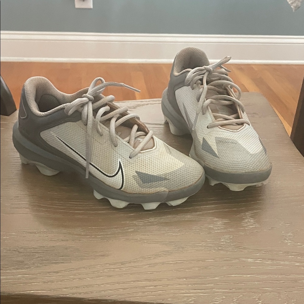Nike Kids Baseball Cleats - Gray and White